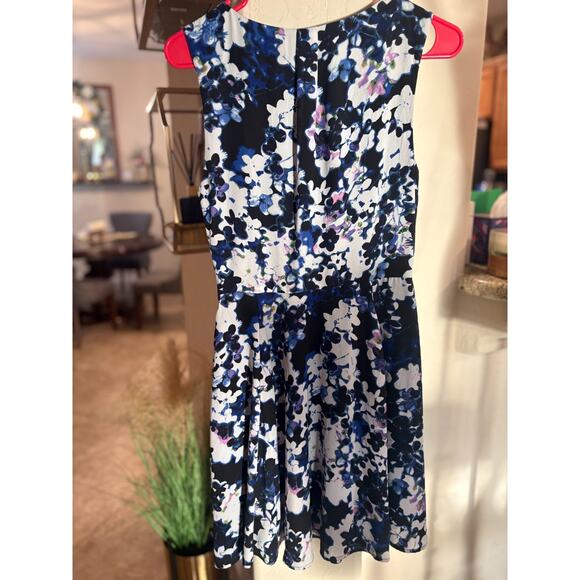 Express 8 Black White Blue Floral Sleeveless Fit and Flare Shift Mini Dress - Picture 6 of 6